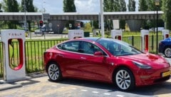 Tesla betreibt ein eigenes Netz aus Schnellladestationen, den sogenannten "Superchargern". (Bild: Tesla)