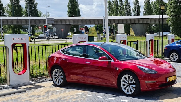 Tesla betreibt ein eigenes Netz aus Schnellladestationen, den sogenannten "Superchargern". (Bild: Tesla)