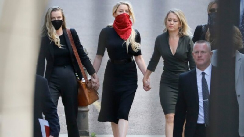 Amber Heard kam Hand in Hand mit ihrer Schwester und ihrer Anwältin ins Gericht nach London. (Bild: AFP)