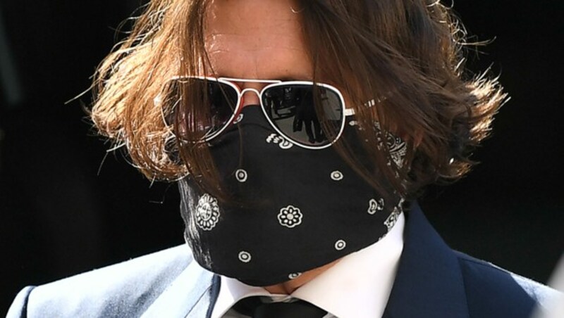 Johnny Depp mit Mund-Nasen-Schutz vor Gericht in London (Bild: AFP)