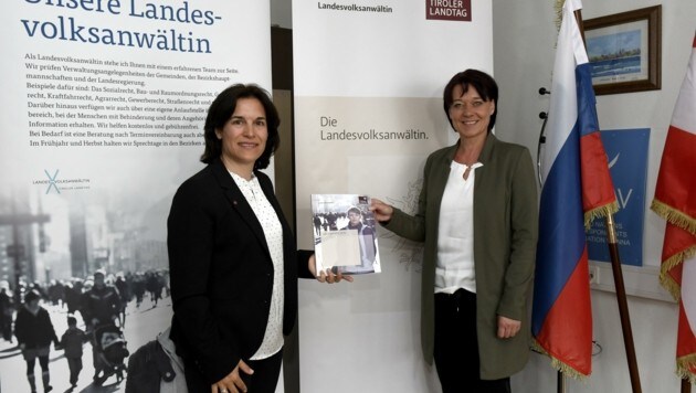 Volksanwältin Maria Luise Berger und Landtagspräsidentin Sonja Ledl-Rossmann (re.) präsentierten den Jahresbericht. (Bild: Andreas Fischer)