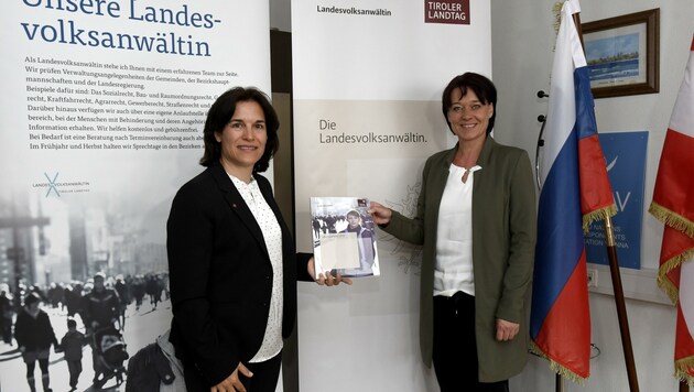 Volksanwältin Maria Luise Berger und Landtagspräsidentin Sonja Ledl-Rossmann (re.) präsentierten den Jahresbericht. (Bild: Andreas Fischer)