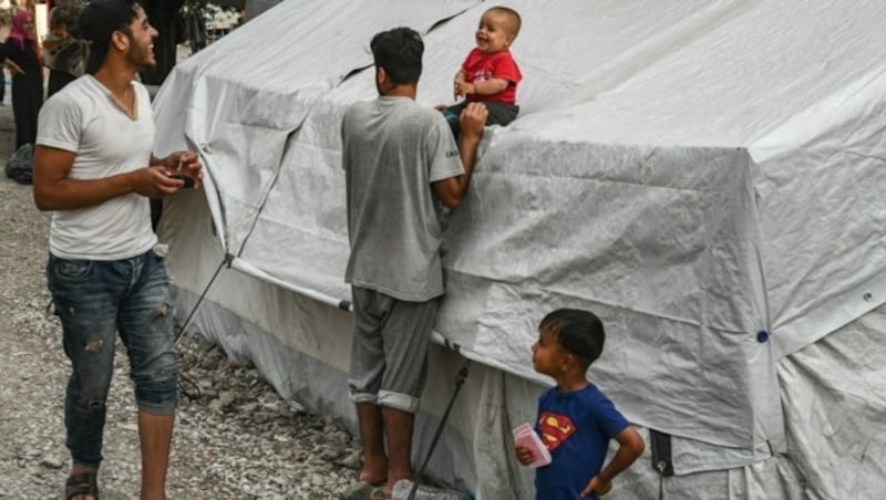 Auf der griechischen Ägäisinsel Lesbos kommen immer wieder aus Seenot gerettete Flüchtlinge an. Sie leben auf engstem Raum im berüchtigten Lager Moria. (Bild: AFP)