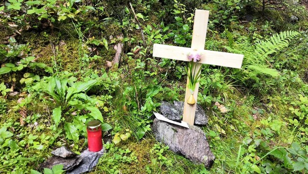 Freunde von Alexander stellten am Montag an der Unfallstelle ein Kreuz und eine Kerze auf. (Bild: ZOOM.TIROL)