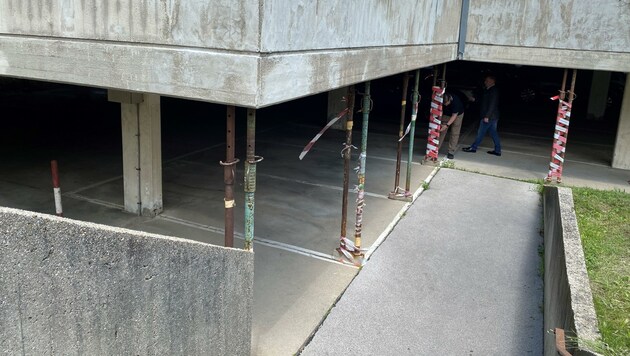 In der Thürnlhof-Siedlung müssen Garagen teilweise mit Stehern provisorisch abgestützt werden. (Bild: FPÖ)
