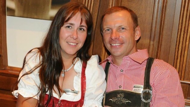 Das Brautpaar: Andrea Grauer und Dieter Senft bedankten sich bei Schalke 04. (Bild: Grauer)