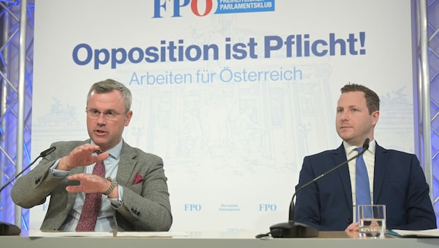 FPÖ-Generalsekretär Michael Schnedlitz (r.) empfahl seine Partei als „Unkrautbekämpfungsmittel“ gegen Zuwanderung und lobte den Sager von Parteichef Norbert Hofer (l.), dass der Islam gefährlicher als das Coronavirus sei. (Bild: APA/HERBERT P. OCZERET)