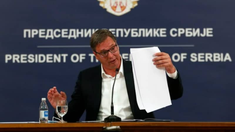 Serbiens Präsident Aleksandar Vucic hat am Dienstag neuerlich eine Ausgangssperre angekündigt. Er beschrieb dabei die Lage um den Virus als „alarmierend“. (Bild: Darko Vojinovic/AP)