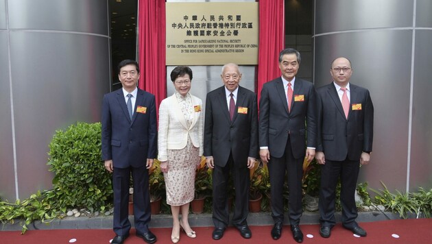 Hongkongs Regierungschefin Carrie Lam (2. v. li.) sprach von einem „historischen Moment“. (Bild: Hong Kong Government Information Services)
