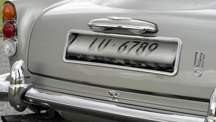 Zwischen drei Nummerschildern kann Bond im DB5 wählen.