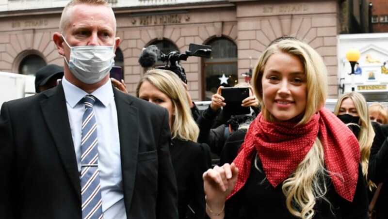 Amber Heard vor dem Gerichtstermin in London (Bild: AP)