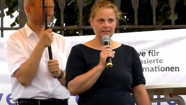 Die Ärztin bei einer Kundgebung in Wien (Bild: Screenshot: YouTube.com/DasRechtaufWahrheit)