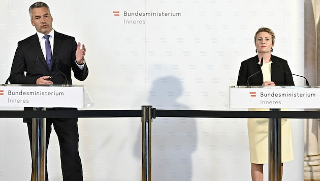 Innenminister Karl Nehammer und Integrationsministerin Susanne Raab (Bild: APA/Hans Punz)