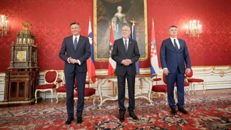 Der slowenische Präsident Borut Pahor, Bundespräsident Alexander Van der Bellen und der kroatische Präsident Zoran Milanovic (Bild: APA/BUNDESHEER/PETER LECHNER)