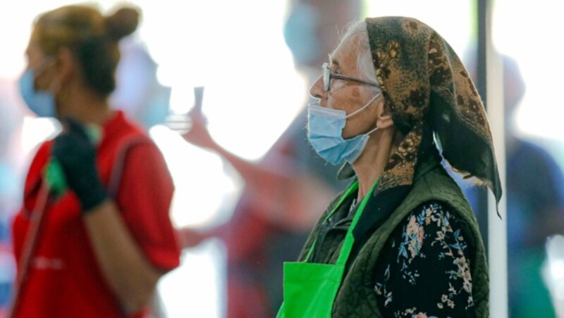 Masken sind teils verpflichtend zu tragen. (Bild: AP)