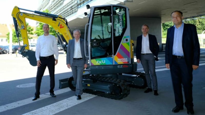 Vor dem Science-Park-Gebäude Nummer 1 wurde gestern der Bagger von Wacker Neuson an die Kepler-Uni übergeben. (Bild: Horst Einöder)