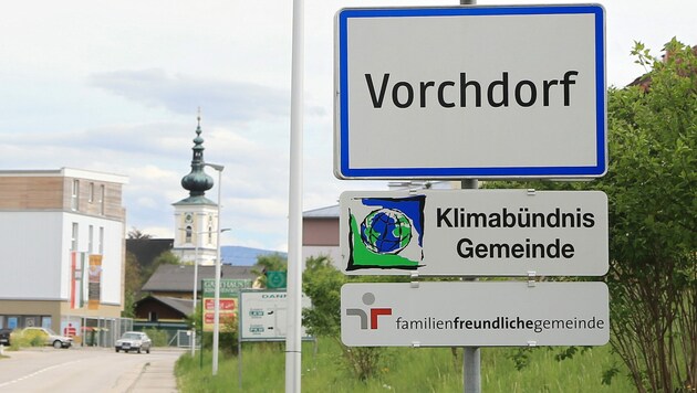 In Vorchdorf wurden bereits fünf Ortsschilder abmontiert. Ein Lausbubenstreich wird ausgeschlossen. (Bild: Helmut Klein)
