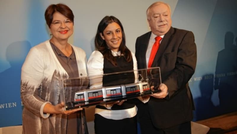 Zeitreise in das Jahr 2011: Renate Brauner, Maria Vassilakou und Michael Häupl präsentierten die neuen Tarife der Wiener Linien. Ein Euro pro Tag. (Bild: Kronen Zeitung)