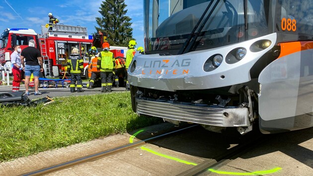 Der Straßenbahnunfall auf der Trauner Kreuzung forderte zwei Verletzte und lange Staus (Bild: FOTOKERSCHI.AT / BAYER)