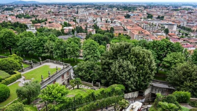 Der Blick auf Bergamo von der oberen Stadt aus gesehen. Der Hauptort der italienischen Lombardei wurde von der Corona-Pandemie besonders hart getroffen. (Bild: AFP)