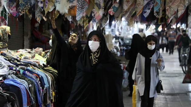 Auf dem großen Bazar von Zanjan, 330 Kilometer westlich der iranischen Hauptstadt Teheran, tragen fast alle Besucher einen Mund-Nasen-Schutz. (Bild: AP)