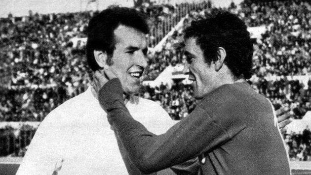 Hof (li.) 1971 bei einem Länderspiel gegen Italien mit Luigi Riva (Bild: -)