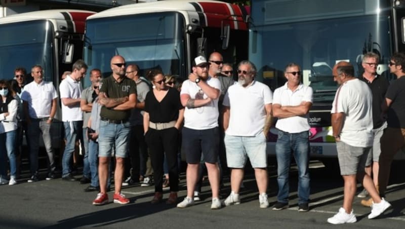 Die Kollegen des Busfahrers legten die Arbeit nieder. (Bild: AFP)