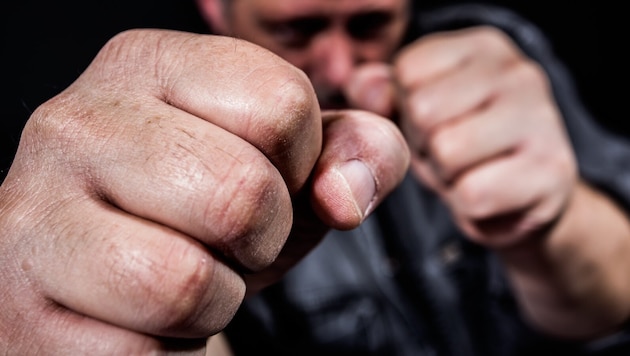 A 68-year-old man from Carinthia was threatened and beaten up by three young men. They had suspected that he was carrying cannabis (symbolic image). (Bild: stock.adobe.com)