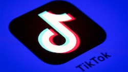 TikTok zeigte sich von der Entscheidung der EU-Mission, die App von Diensthandys zu verbannen, "enttäuscht". (Bild: APA/AFP/Lionel BONAVENTURE)