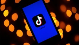 TikTok wehrt sich in den USA aktuell bereits gegen ein Gesetz, das einen Eigentümerwechsel erzwingen soll. (Bild: APA/AFP/Lionel BONAVENTURE)