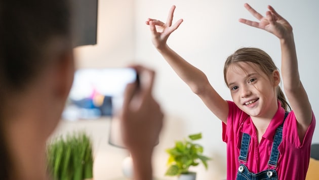 A child lets herself be filmed. (Bild: stock.adobe.com)