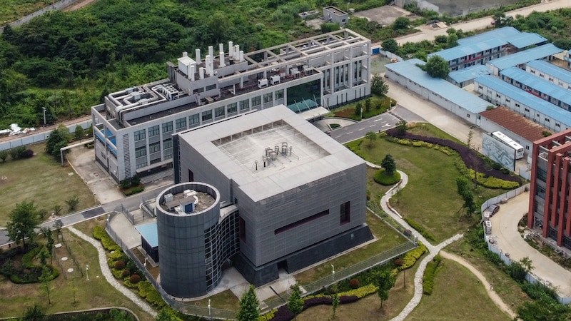 Eine Luftaufnahme des berüchtigten Hochsicherheitslabors in Wuhan, wo die gefährlichsten Viren der Welt untersucht werden. (Bild: APA/AFP/Hector RETAMAL)