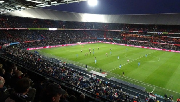 So voll wie auf diesem Bild wird man das Stadion von Feyenoord Rotterdam wohl nicht so schnell wieder sehen ... (Bild: Hannes Maierhofer)