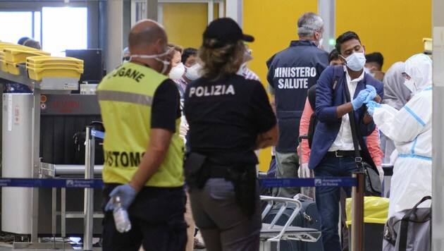 Sicherheitskontrollen am Flughafen in Rom (Bild: AP)