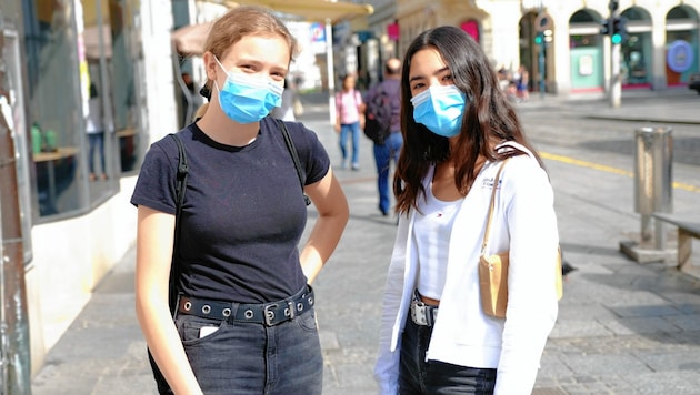 Selbst beim Flanieren auf der Linzer Landstraße schützen sich Ada und Anna mit ihrer Maske. (Bild: Horst Einöder)