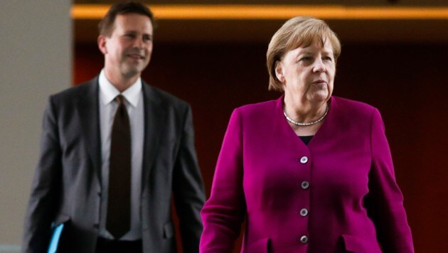Deutschlands Bundeskanzlerin Angela Merkel mit ihrem Sprecher Steffen Seibert (Bild: AFP)