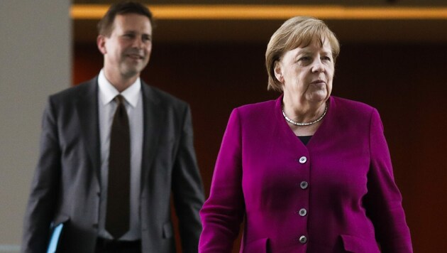 Deutschlands Bundeskanzlerin Angela Merkel mit ihrem Sprecher Steffen Seibert (Bild: AFP)