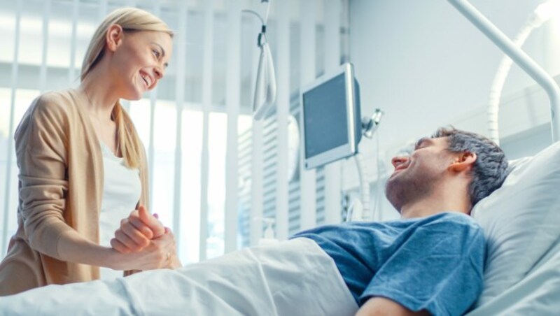 Künftig ist ein Besucher oder eine Besucherin pro Tag im Krankenhaus erlaubt - allerdings nur mit negativem Test. (Bild: Gorodenkoff/stock.adobe.com)