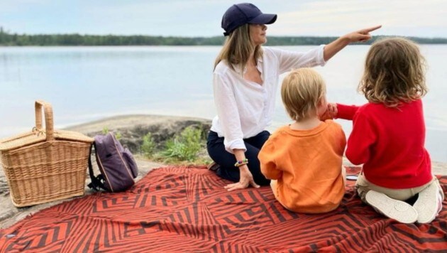 Gemeinsam mit ihren Söhnen Alexander und Gabriel genossen Prinzessin Sofia und Prinz Carl Philip von Schweden ein Picknick an einem ganz besonderen Ort. (Bild: instagram.com/prinsparet)