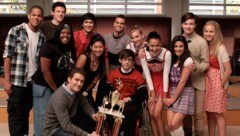 Die Stars der Serie „Glee“: Dijon Talton, Cory Monteith, Harry Shum Jr, Mark Salling, Heather Morris (hintere Reihe, von links) sowie Amber Riley, Matthew Morrison, Jenna Ushkowitz, Kevin McHale, Naya Rivera, Lea Michele, Chris Colfer und Dianna Agron (vordere Reihe, von links) (Bild: Everett Collection / picturedesk.com)