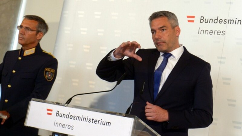 Der Wiener Landespolizeivizepräsident Franz Aigner (l.) und Innenminister Karl Nehammer (ÖVP) (Bild: APA/HERBERT PFARRHOFER)