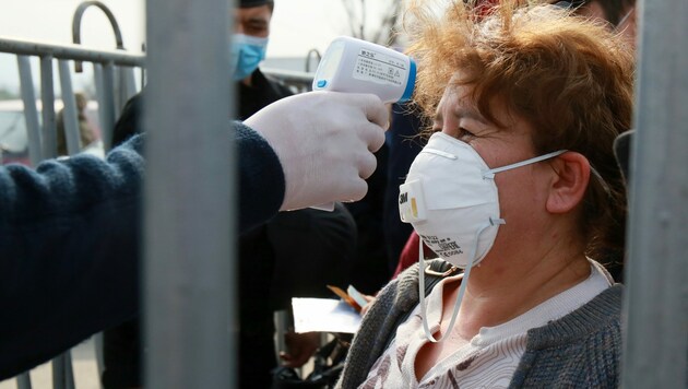 Fiebermessung an einem Checkpoint in der Großstadt Alamty (Bild: APA/AFP/Ruslan PRYANIKOV)