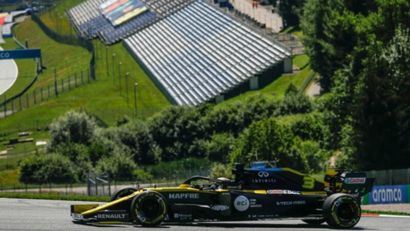 Renault-Fahrer Daniel Ricciardo dreht vor der leeren Tribüne in Spielberg eine Trainingsrunde. (Bild: AFP)