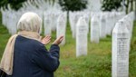 Eine Frau am Friedhof in Potocari in der Nähe von Srebrenica. (Bild: AP Photo/Kemal Softic)