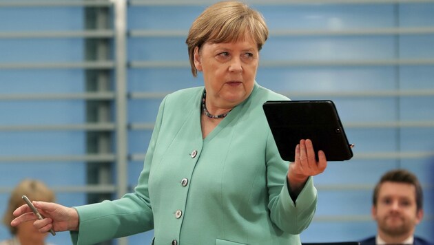 Die Sprecher von Bundeskanzlerin Angela Merkel sind im Spionage-Fall um Beruhigung bemüht. (Bild: AP)