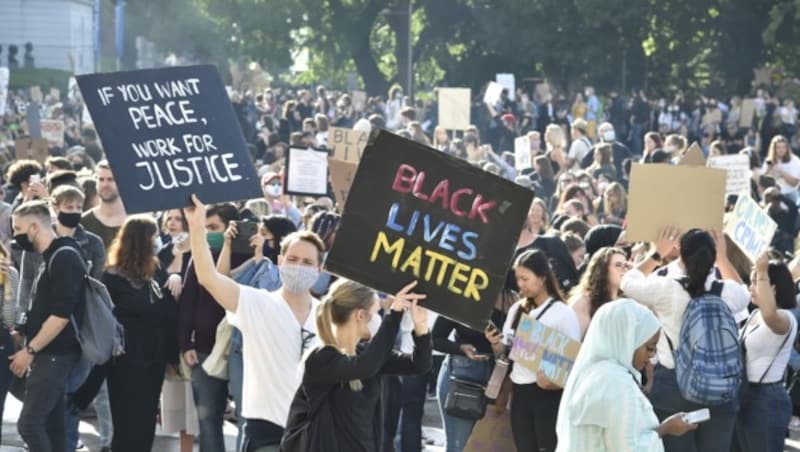 Nach dem gewaltsamen Tod des afroamerikanischen Familienvaters George Floyd erreichten die Proteste gegen Rassismus und Polizeigewalt auch Österreich. (Bild: APA/HANS PUNZ)