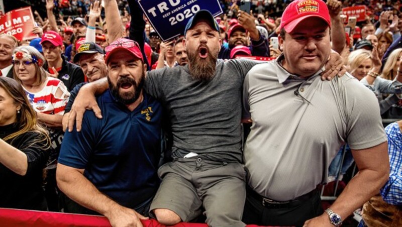 Hartgesottene Trump-Fans halten dem Wüterich im Weißen Haus unbeirrt die Stange. (Bild: AP/picturedesk.com/Andrew Harnik)