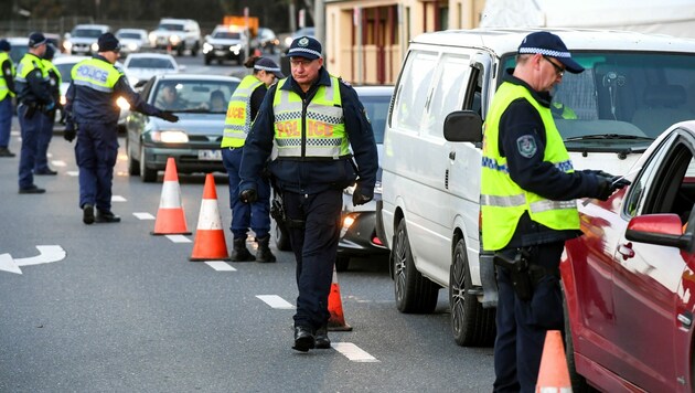 Polizeikontrollen in der australischen Stadt Albury (Bild: AFP)