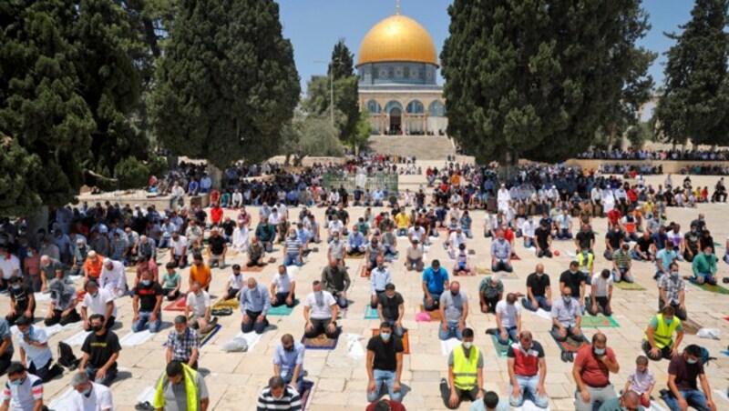 Freitagsgebet mit Mindestabstand: Muslimische Gläubige vor dem Felsendom in Jerusalem (Bild: ASSOCIATED PRESS)