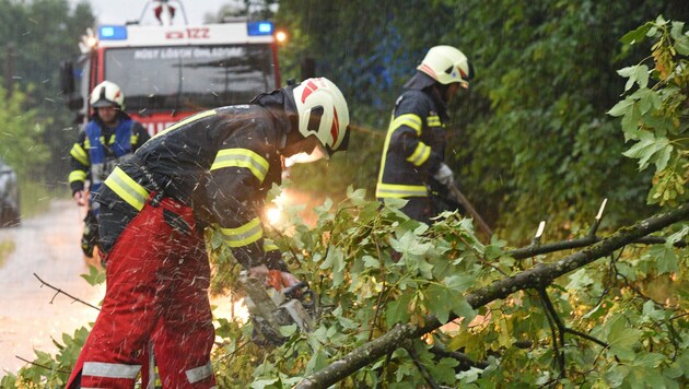 Heftige Unwetter in Oberösterreich mit umgestürzten Bäumen, Sturmschäden und Überflutungen. Auch die Feuerwehr Ohlsdorf stand im Hilfseinsatz. (Bild: Wolfgang Spitzbart. .)